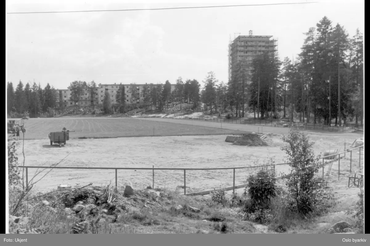 Idrettsparken sett mot syd mot høyhus (under oppførelse) og OBOS-blokker i Kranveien. Opparbeidelse av felt for friidrett (nordre sving). Trasopbanen