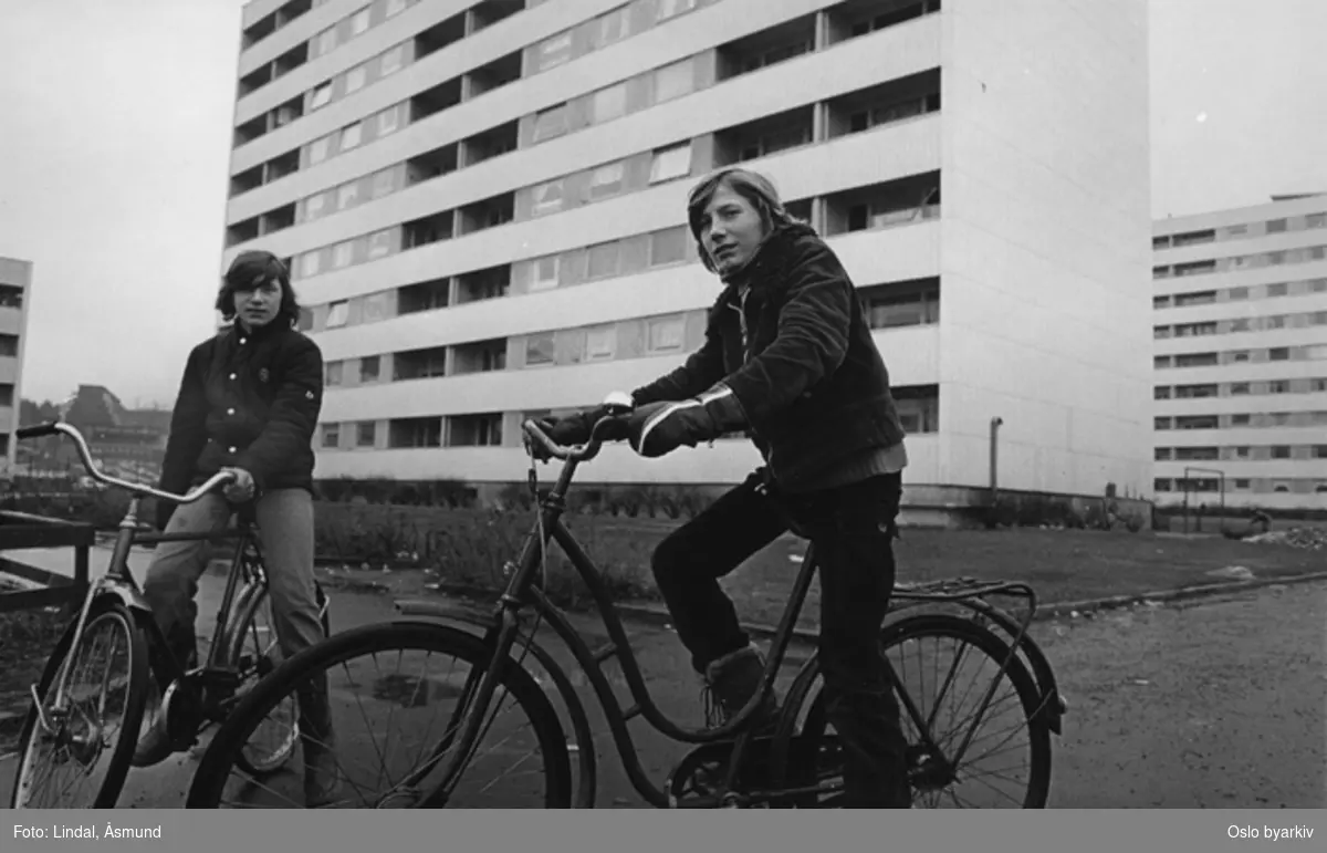 Gutter med sykler foran høyblokker. Fotografiet er fra prosjektet og boka ''Oslo-bilder. En fotografisk dokumentasjon av bo og leveforhold i 1981 - 82''. Kontakt Samfoto ved ev. bestilling av kopier.