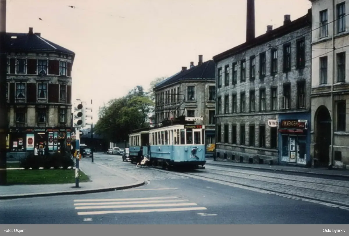 Oslo Sporveier. Trikk motorvogn 146 type HaWa linje 7 til Sinsen. På dager som 1. og 17. mai trafikkerte trikkene Sinsen - Nybrua - Storo - Sisen eller Kjelsås/Disen - Nybrua - Sinsen - Storo - Disen/Kjelsås mens sentrum var stengt. Fotografert i Vogts gate 1. mai 1967.
