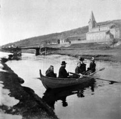 Robåt ved Nesset Kirke..Eidsvåg kirke bygd 1878 er en langki