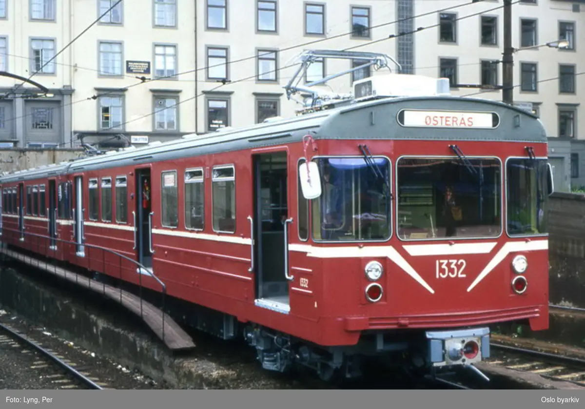 Oslo Sporveier. Nyprodusert T-banevogn 1332, serie T6, til linje 16 til Østerås på midtsporet ved Majorstuen stasjon. Majorstuhuset.