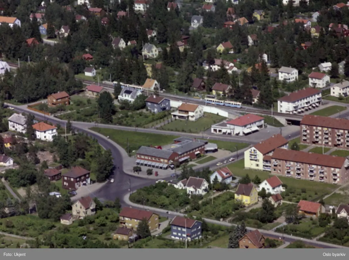 Lambertseterbanen (t-bane) og nåværende Karlsrud stasjon, krysset av Raschs vei med Oberst rodes vei som fortsetter som Steingrims vei. (Flyfoto)