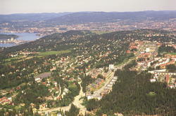 Nordstrandveien og Langbølgen i front. Nordstrandshallen ved