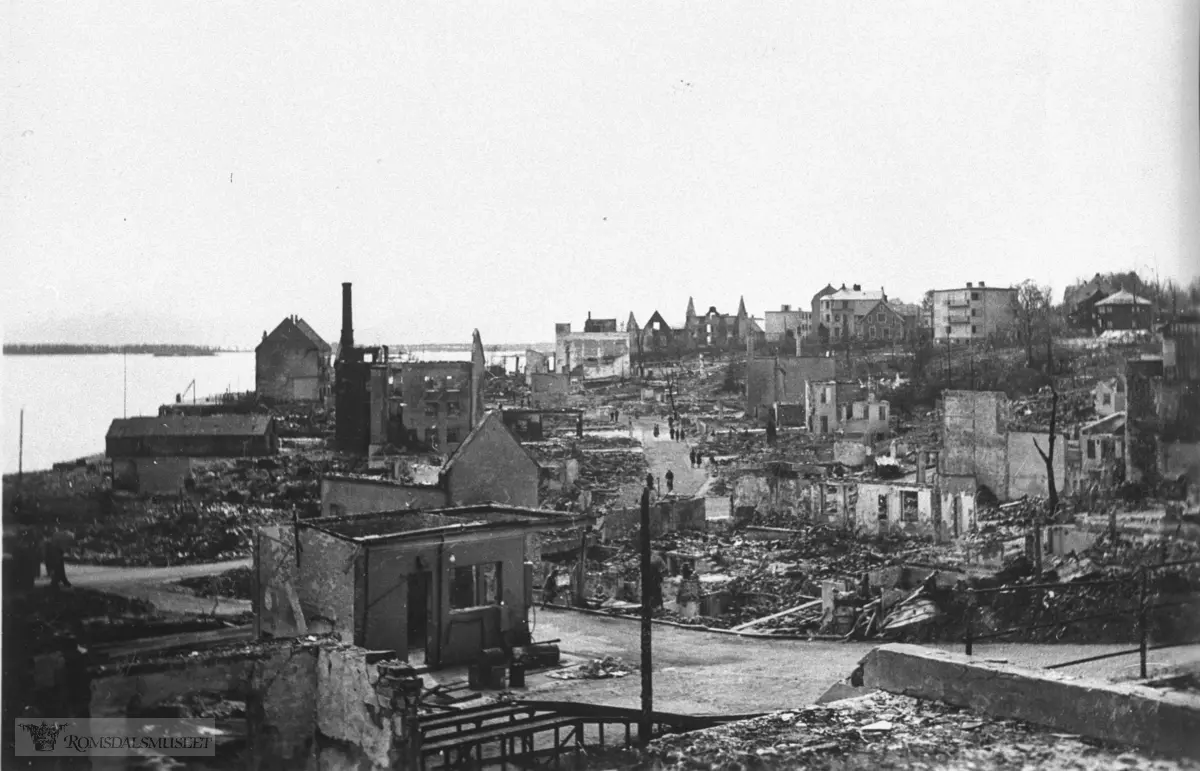 Molde sentrum april 1940. Bildet er tatt mot vest - Mysosten til høyre.