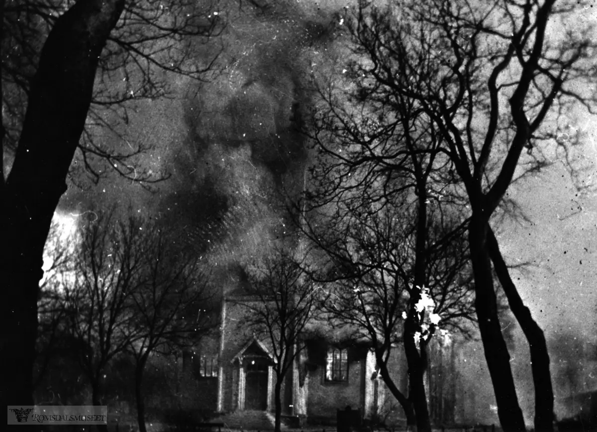 Kirken i Molde brenner etter det Tyske bombeangrepet av byen 30 april 1940.