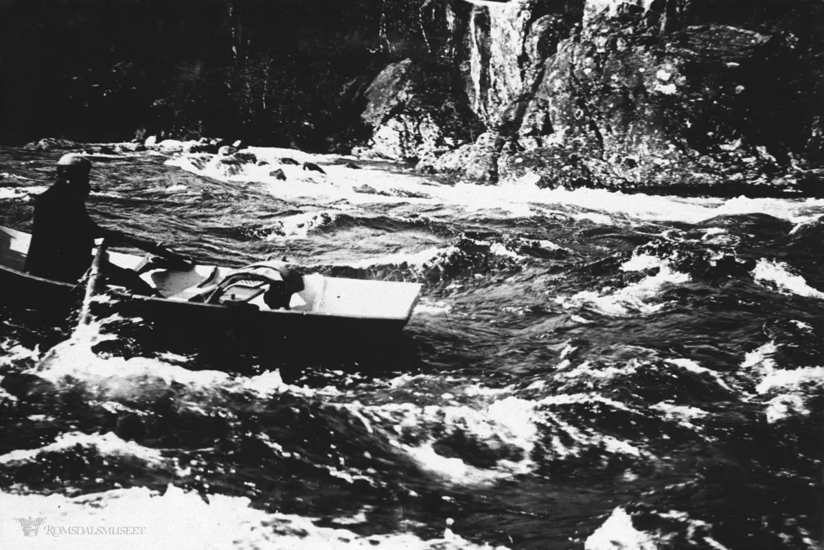 Laksefiske i Eira, Eresfjorden..Engelsk bildetekst: "Torval Shooting the rapids" Torvald Jørstad ved årene. (om originalen se nr 3017A)