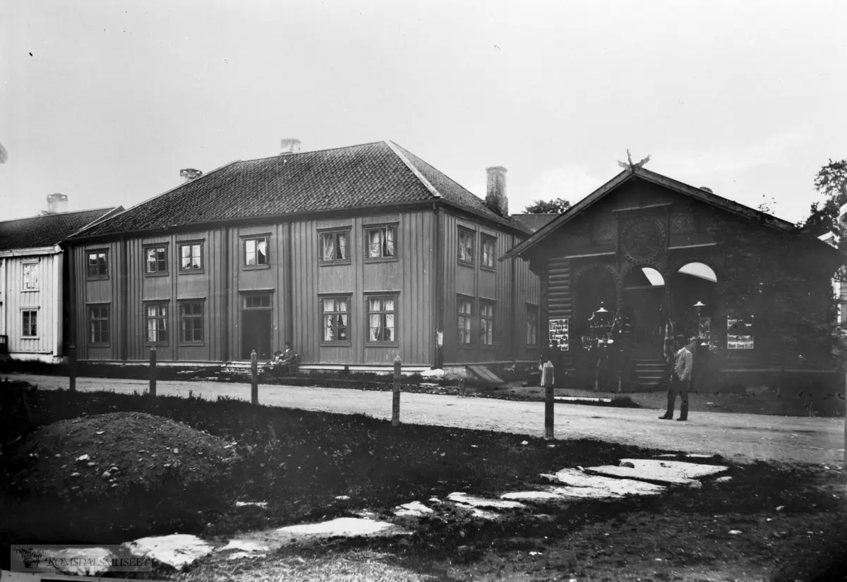 Reknes hovedgård, revet ca 1893. .Den gamle Lethgården. Til høyre Gullhuset.