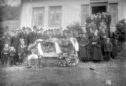 Beret Berild si gravferd på Mjelvehagen, Hjelset. .