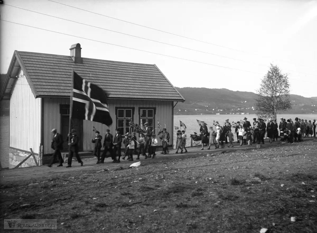 17 Mai tog ved Risan skole rundt ca 1931-32. .Nyveien Solemdal-Kleive..Skolen ble bygd i 1897, hadde bare ett klasserom. Småskolen og storskolen gikk annenhver dag.