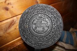 Avlettejern..Fritt sitert: Den sterke løve af Ivda har taget