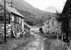 Eldhuset på bruk nr 3 til venstre og våningshuset på bruk nr