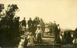 Fra Kroningsreisen i 1906..Kongen besøker parken.