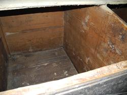 Stolpekiste, kornbøre i Nedre Myklebostad..Kista er omtalt i