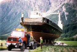 Fergen Mardøla fraktes til Eikesdalsvatnet.