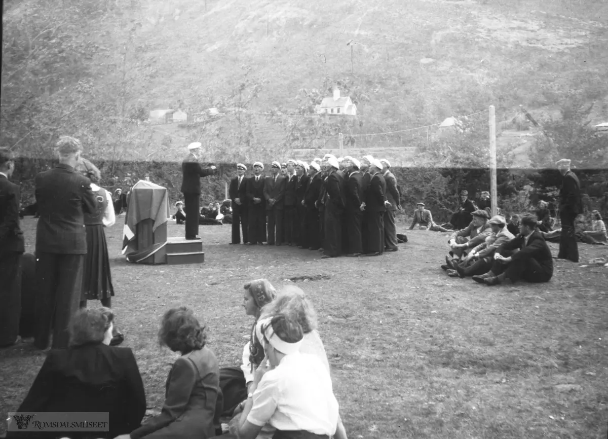 Bud mannskor synger under sangerstevne i 1946..Oppigard med kirken i bakgrunnen.