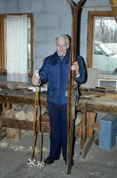 I verkstedet til skimaker Trygve Holen..(Se Romsdal Sogelag 