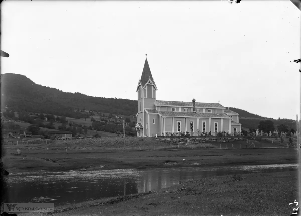 Eidsvåg kirke bygd 1878 er en langkirke i tre. Den har 250 sitteplasser.