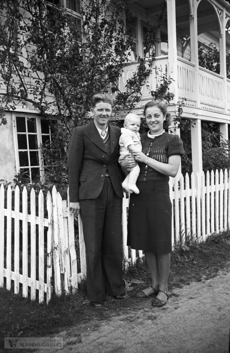 ("Andreas Hollingsholen..Gevard film tatt i 1943..Tur rundt Fræna. På Flemma- Familie bilder...Passbilder til Lina, Marie og Agnes")..(A003)