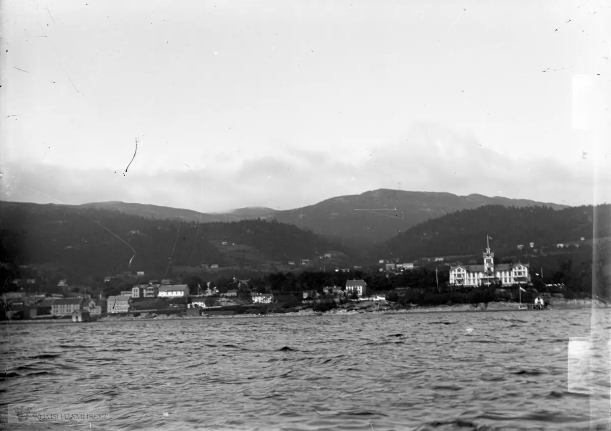 Molde østre bydel sett fra fjorden, med Grand Hotell til høyre...Bildet er tatt mellom 1904-ca. 1908 da flere av bygningene i Strandgata ikke er bygget da bildet ble tatt. Mangler gjør Strandgata 25 "Borgen", Strandgata 21 "Sorenskrivergården" og "Strandgata 27 "Isachsenhuset".