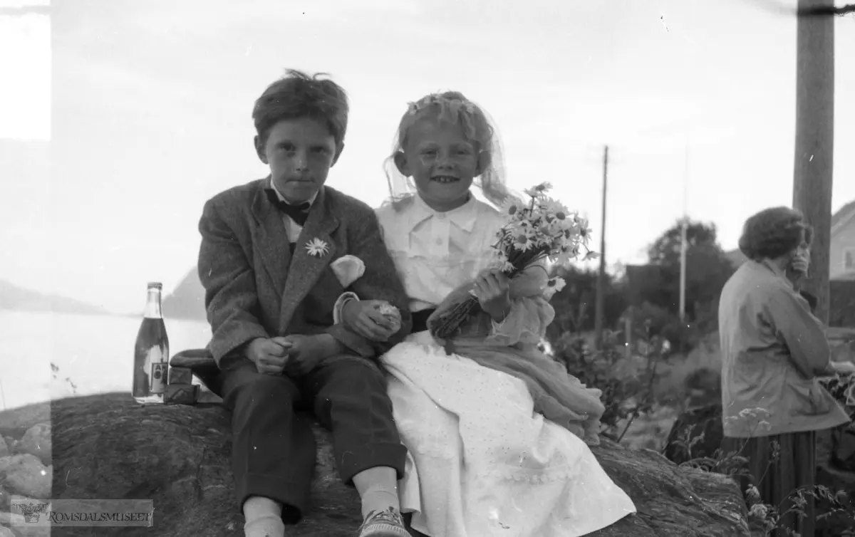 Sankthans, Jonsok. .(Film merket "1959. Jonsok, ?, Molde, Valldal, Eidsdal").