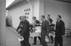 "Forsommeren 1964. Gravferd Fiksdal.".Muligens gravferden ti