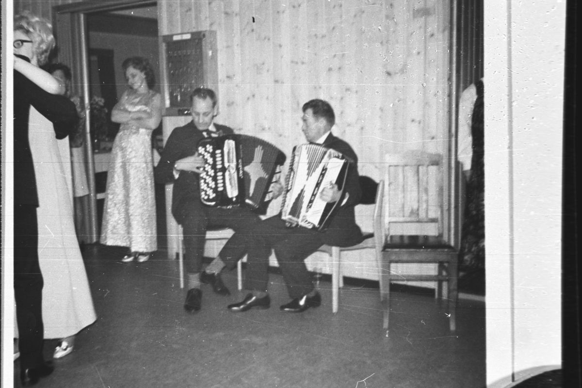 Gruppe,kjole,bukse,jakke og trekkspill.
Bryllaupet til Arne Bråten og Solveig Svingen 15.09.1969.
Frå v.Olav Skredderberget og Arvid Sundt spelar til dans.