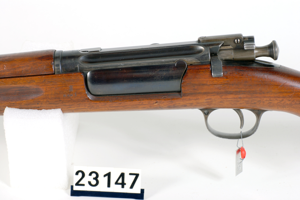 Modellgevær nr 1/1894 utstyrt med varslerinnretning. Dette modellgeværet ble ved kongelig resolusjon av 21 april 1894 approbert som <model ved framtidige geværanskaffelser for det norske infanteri>.