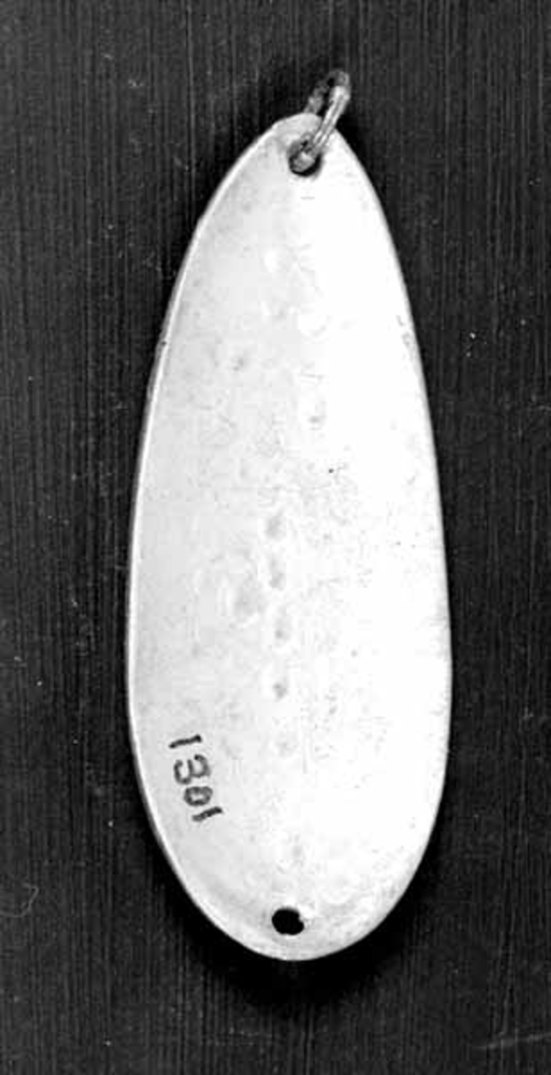 Skjesluk, brukt av Brynjulf Styve under fiske i Lågen. 
Sluken er sølvblank med skjellmønster. 
Sluken har hull i hver ende, med en ring i det ene. 
