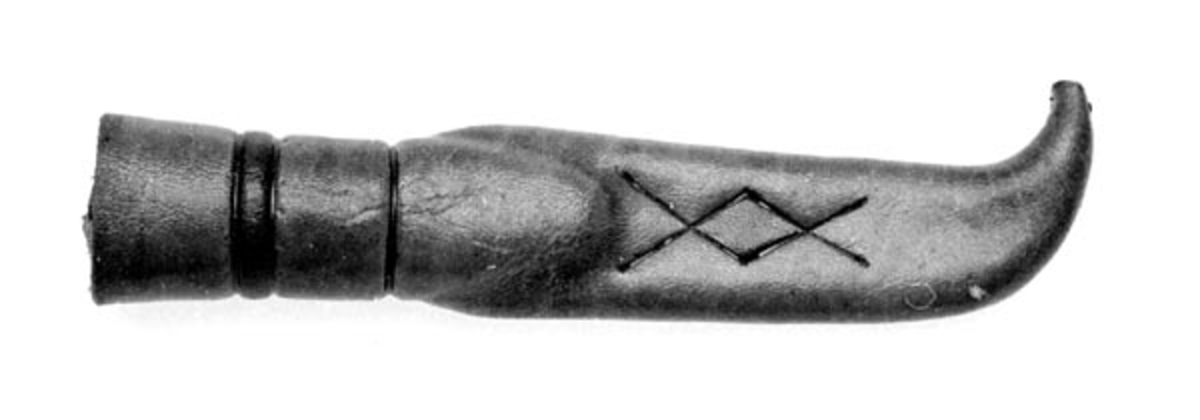 Slira er laget av Lutnes (ca. 1891-1975) som var knivmaker hele livet. 