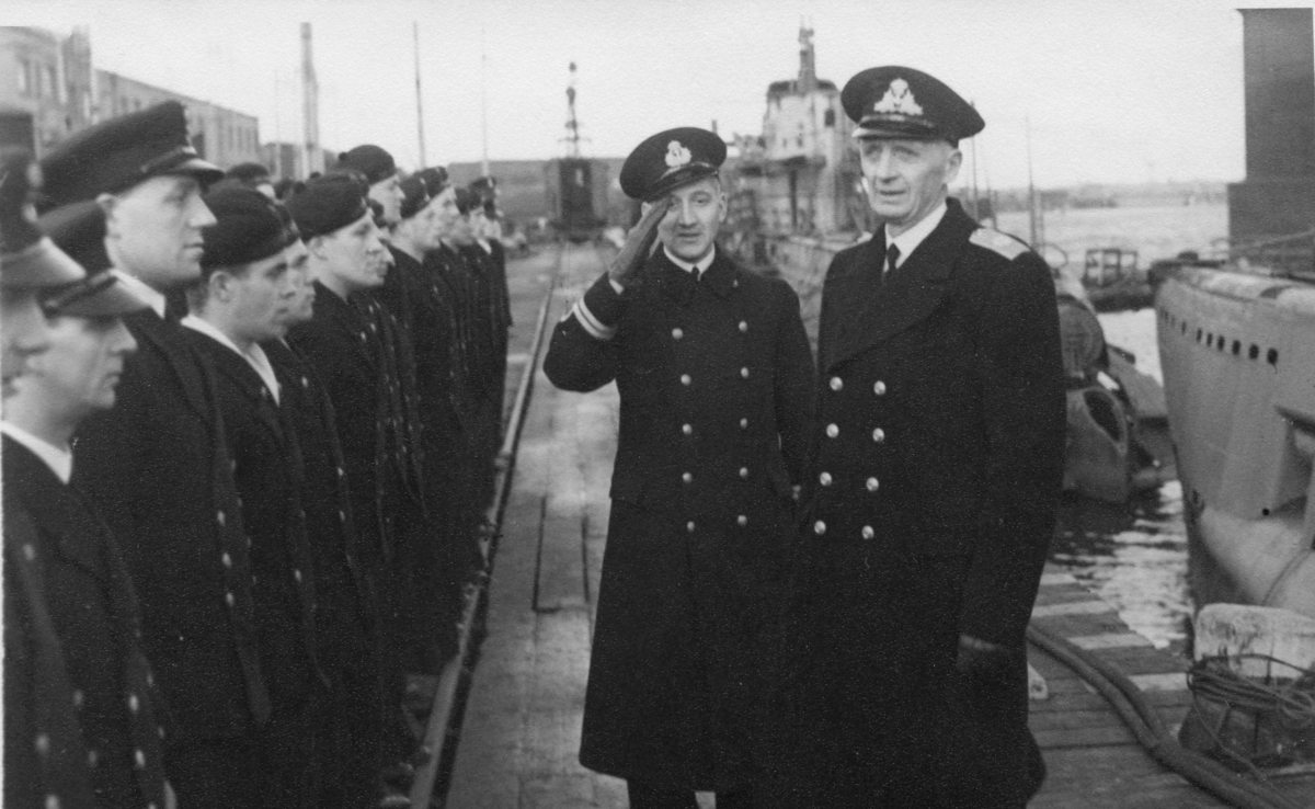 Fra overtakelsesseremonien for KNM Uredd 7. desember 1941.  Kontreadmiral Elias Corneliussen (til høyre) inspiserer besetningen.