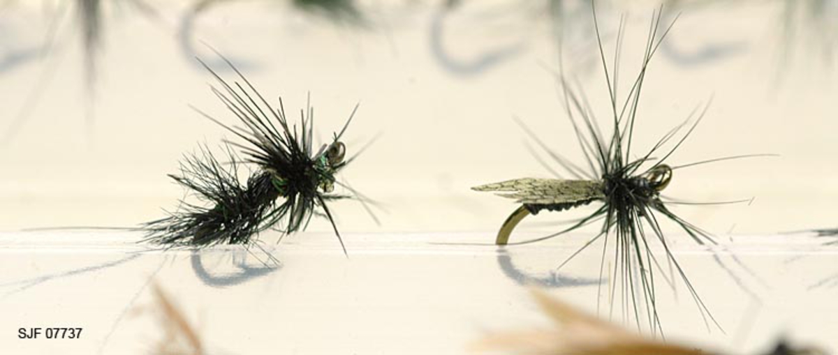 Tilstand: I forbindelse med omfototgrafering høsten 2002, oppdaget OT Ljøstad at enkelte av fluene i denne esken var totalt ødelagt av møllangrep.  Problemet må ses i sammenheng med at materialet har vært oppbevart i magasin C, der temperaturforholdene har passet møllen godt.  Fluene vil nå bli reingjort og flyttet til kjølerommet. 

Boksen inneholder ialt 76 fluer alle ant. tørrfluer. 2 stk har ekstra lange bein ant. navn: Daddy long legg. Tørrfluene virker på den måten at de flyter oppå vannet. Giveren har skrevet ei bok som heter "Isfiske" sammen med Knut Rom, boka ble utgitt i 1972. Giverens far var en ivrig sportsfisker og er gitt tittelen "Den fullendte sportsfisker". 