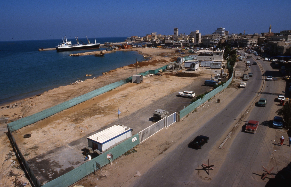 I byen Tyr hadde UNIFIL en forsyningsbase for mottak av varer til havn (Tyr Log Base). 1986.