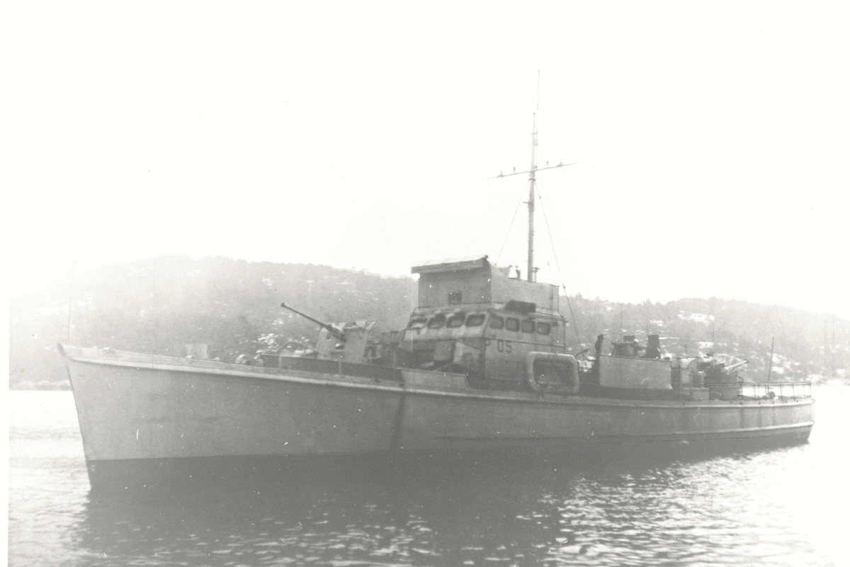 Motiv: Ubåtjager og "Shetlandsbuss" KNM HITRA (P 05)