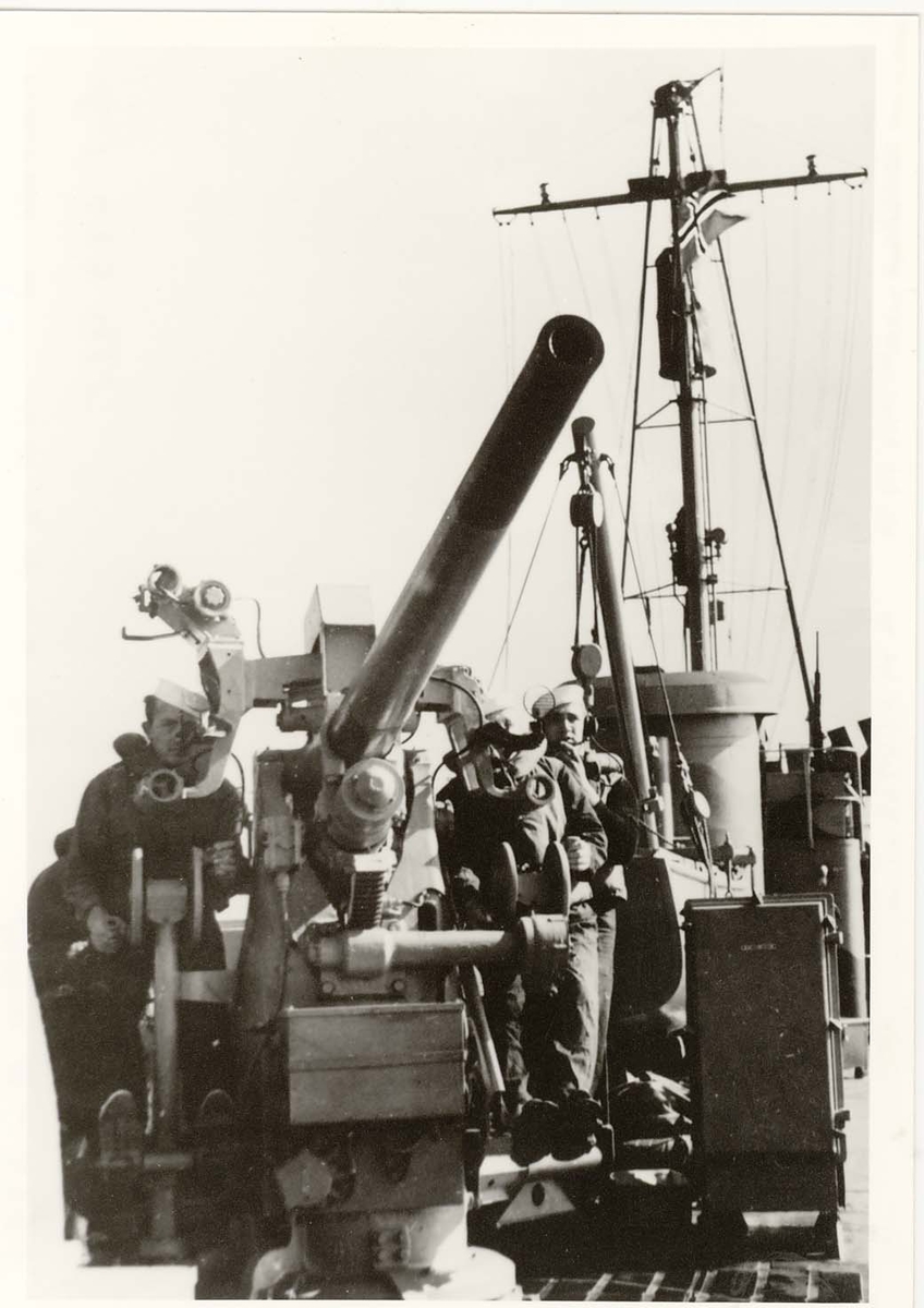 Motiv: Kanon 3" HA/LA - L/50 bestykket. Ombord i ubåtjageren KING HAAKON VII