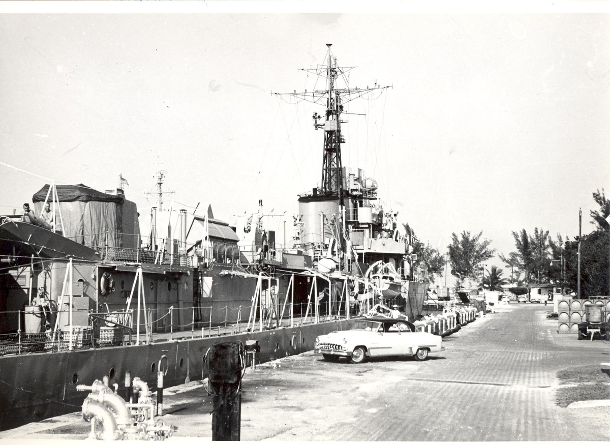 Enkeltbilde. C-kl jager, KNM Bergens tokt til Key West i 1962. har ser det ganske stille ut, kan det være søndag?