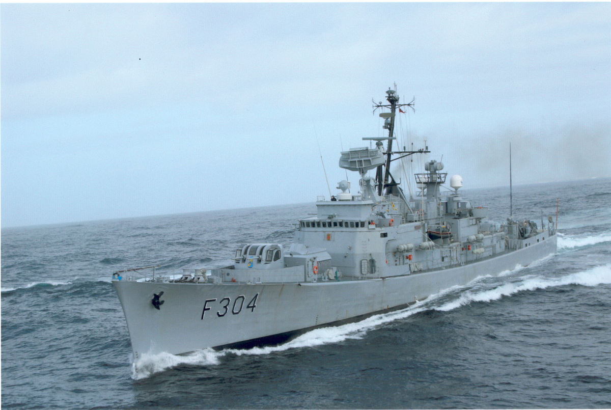 Oslo-kl.fregatt KNM "Narvik" under fart. Bb. side forfra.