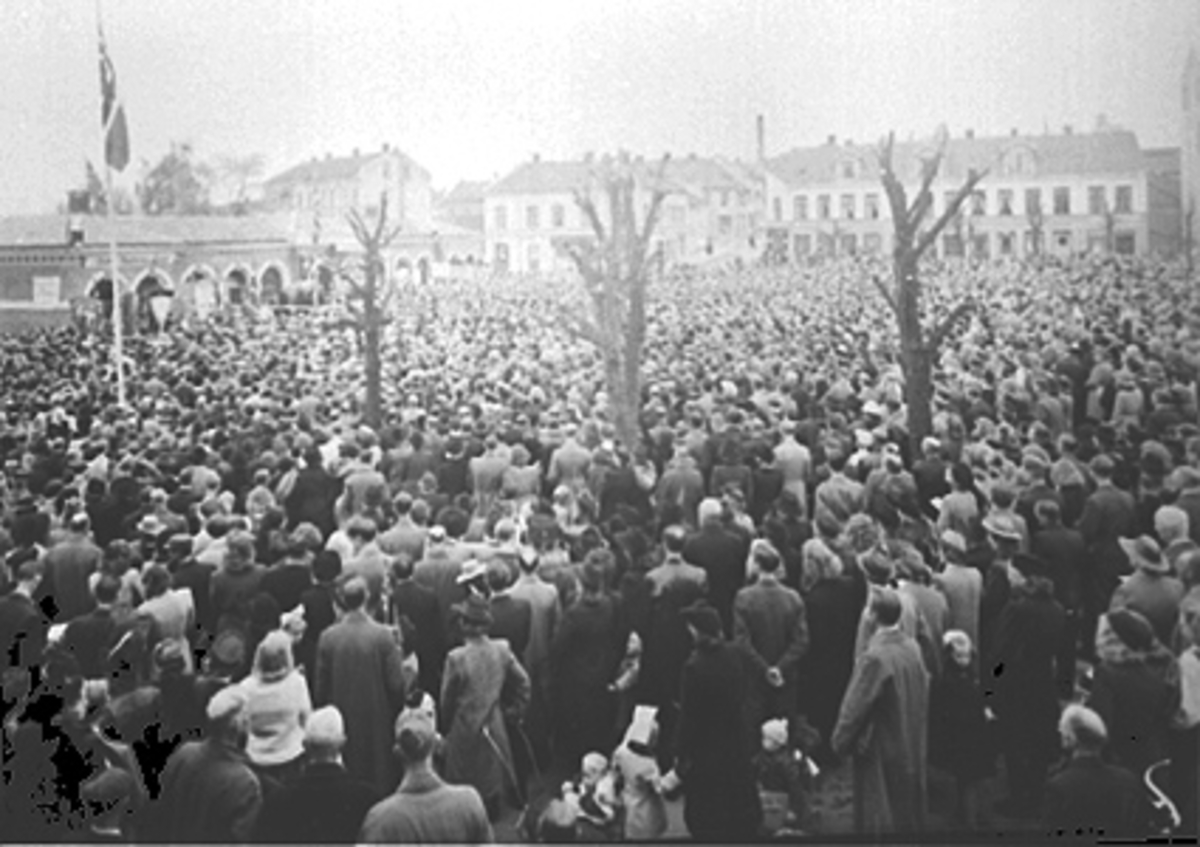 Hamar, Stortorget, frigjøringsdagene i 1945, stor folkemengde på Stortorget mai 1945, 