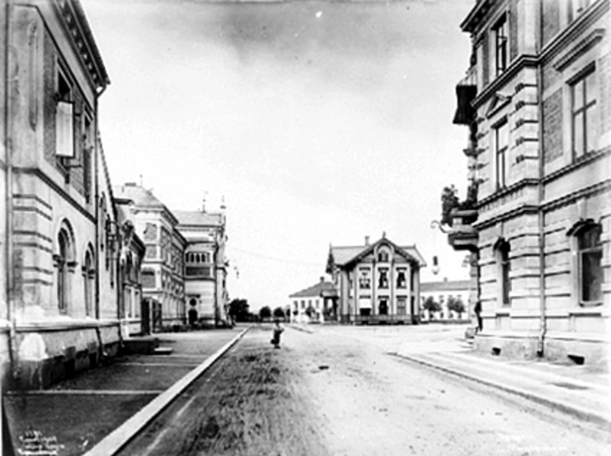 Postkort, Hamar Jernbanestasjon, Jernbaneplassen, jernbanerestauranten, til venstre stasjonsbygning nr 3 fra 1895 og til høyre stasjonsbygning nr 1 fra 1862, Grand Hotel, Strandgata,