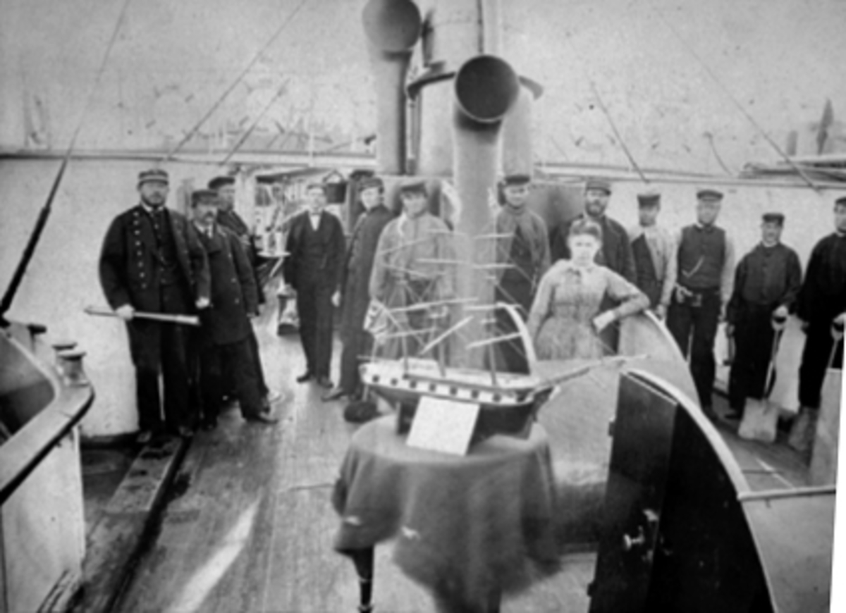 Mjøsa, mjøsbåten D/S Kong Oscar, kaptein Martin Bereg med mannskap i 1869 på dekk, i forgrunnen en båtmodell, 
