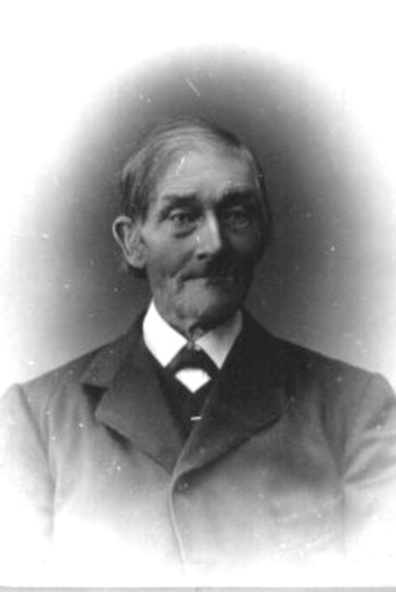 Lars Egeberg (Antagelig Lars Jensen født 1825 i Slåttsveen). Snekker og båtbygger.