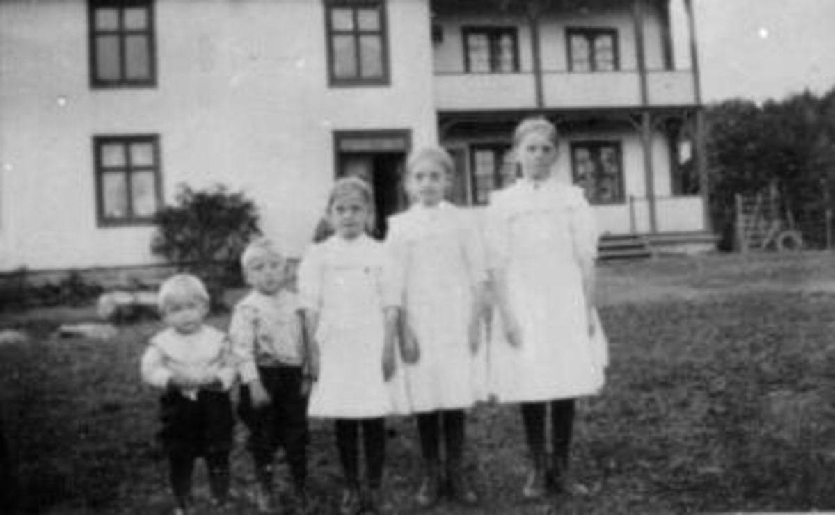 5 barn utenfor hus på Mengshoel, Nes.