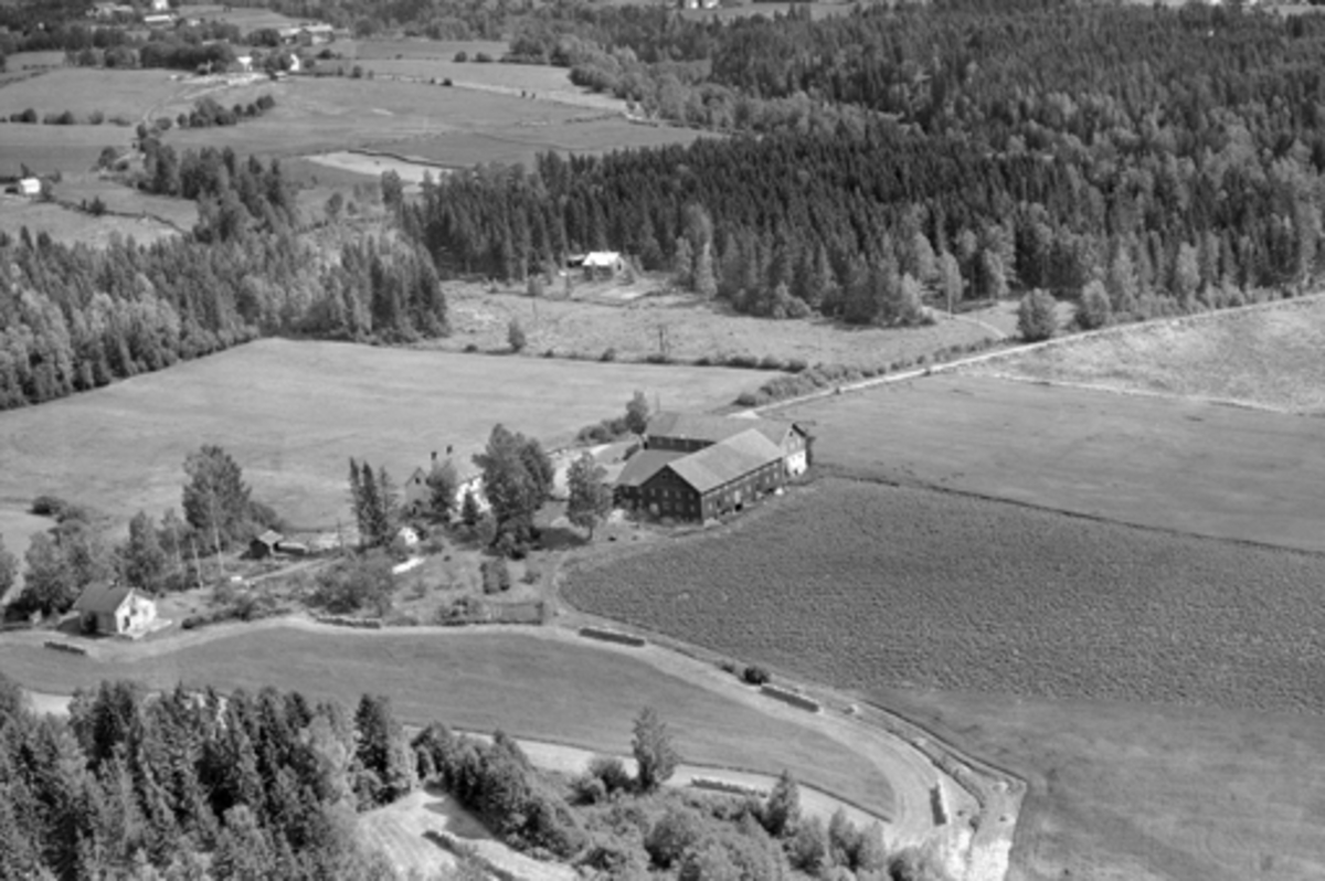 Flyfoto av Strammerud gard, Furnes, Ringsaker. Eier i 1956 er Lars Stramrud.