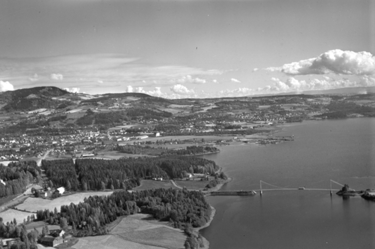 Flyfoto av Brumunddal, Furnesfjorden, Framnesbrua, Høsbjøråsen.
