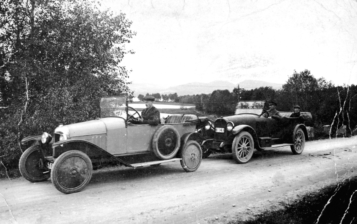 Ringsaker, Korgstuevika, 2 biler med åpnet kalesje, sjåfør Gustav Hovde, hotelleier Kruke. Fremre bil sannsynligvis Citroën type A, produsert juni 1919 til desember 1921, bakre bil er en Buick (1921-23) registreringsnummer D-141 med eier Netta Freng eier av Moelven hotell,