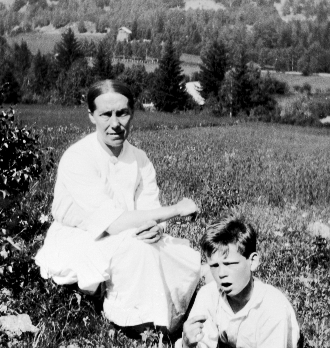 Julie Andreassen med søstersønn Kaare Strandli ved Prøysenstua, Ringsaker.