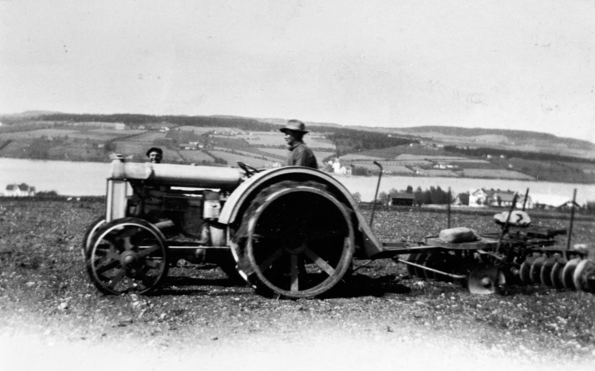 Våronn på Nedre Sund, Helgøya. Den første jerntraktoren med skålharv.