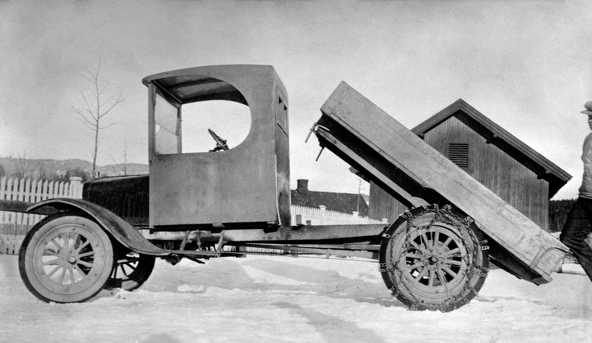 Lastebil med tipp ved Strand Brænderi, Moelv. Ford T, 1 tonns lastebil med tipp, 1917 modell. Første i Moelv.