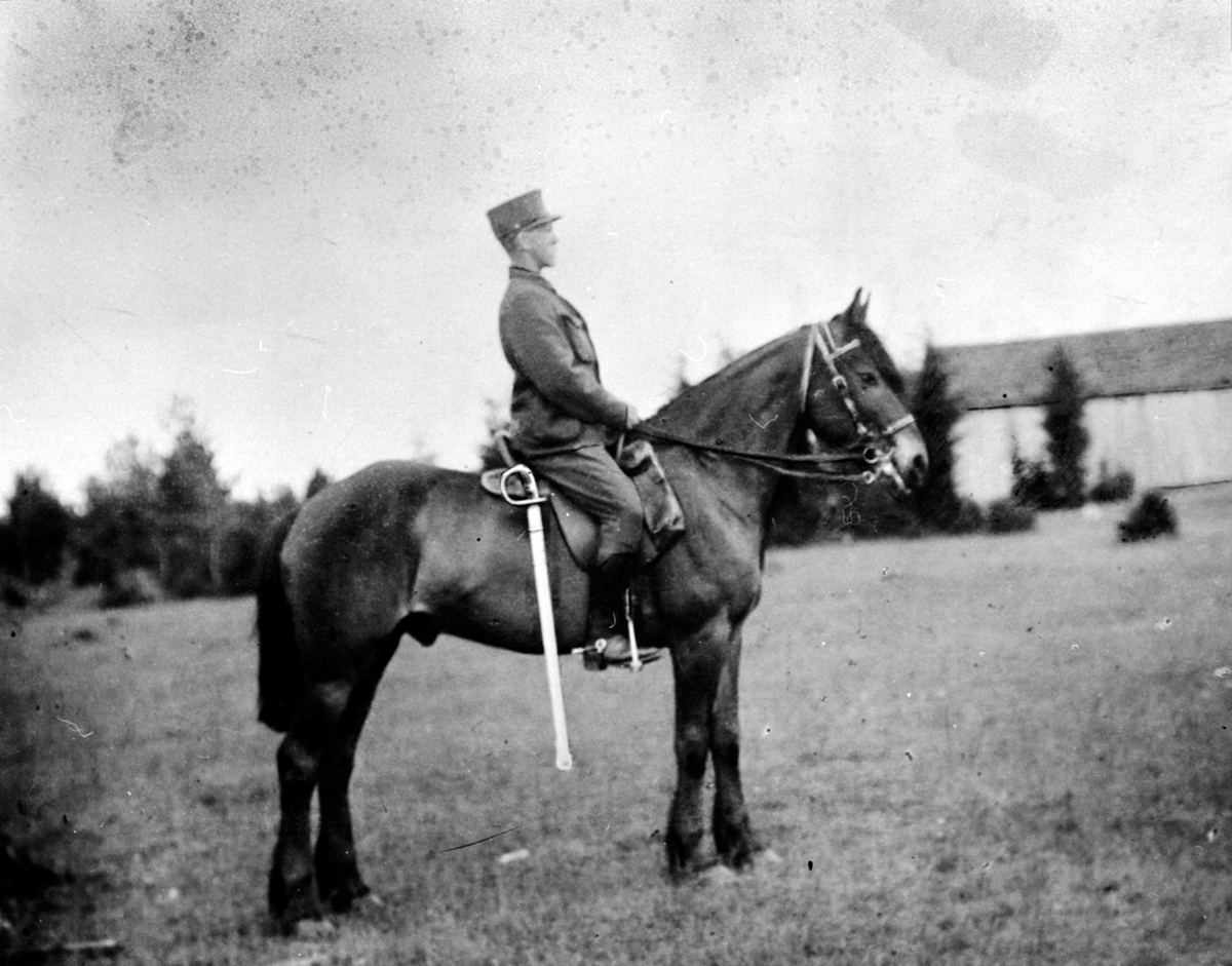 Kavalerist Kristian Helseth i militær uniform til hest. Helseth, Gaupen, Ringsaker.