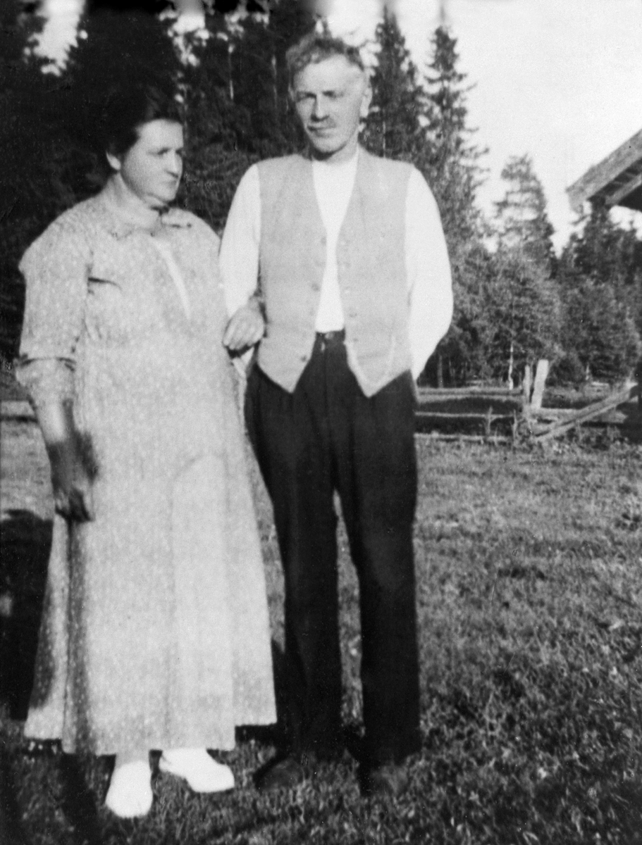 Klara (Midtskog) Ottosen (1895-1979) eldste datter av Even og Marta Midskog. Karl Ottosen (1885-1941) Giftet seg med Klara i 1914. De fikk 8 barn.