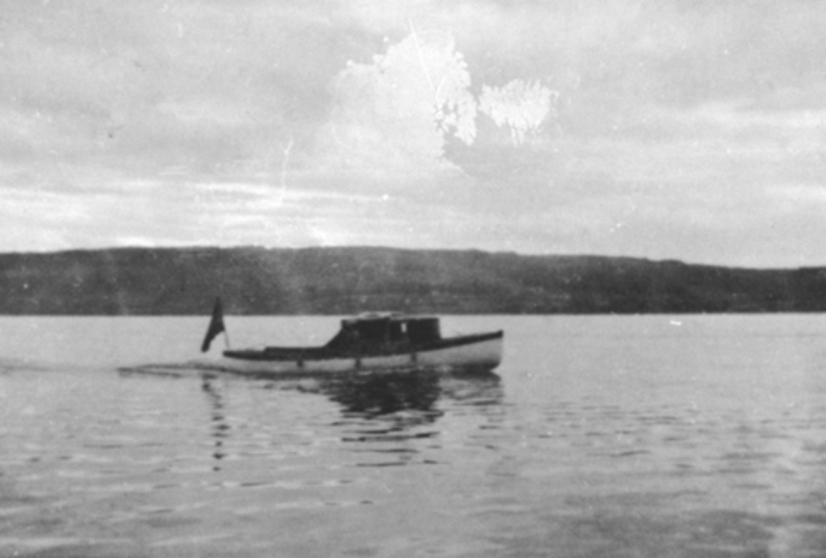 Motorbåt på Mjøsa ved Smedstuen nedre, Nes, Hedmark.